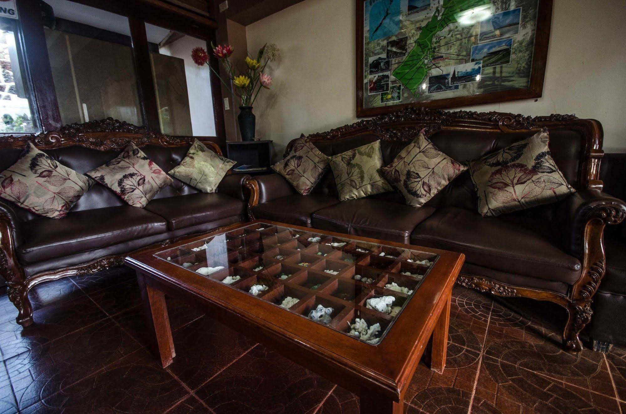 Reddoorz Premium @ Abueg Road Extension Puerto Princesa Buitenkant foto